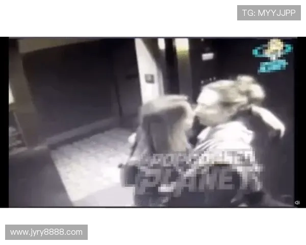 模特揭维尼修斯不当行为内幕私密照片和三人行暗示引发热议